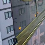 Cam balkon sallanır mı