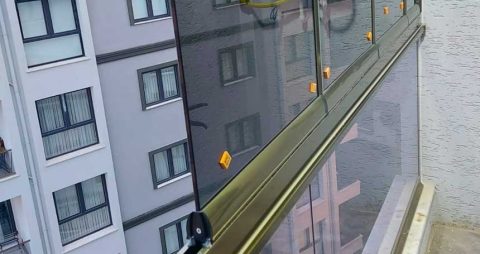 Cam balkon sallanır mı