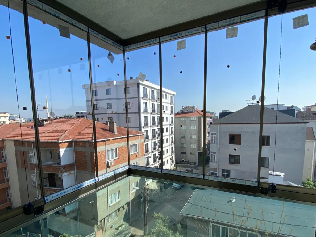 İstanbul apartman dairesi katlanır cam balkon balkon kapatma uygulaması