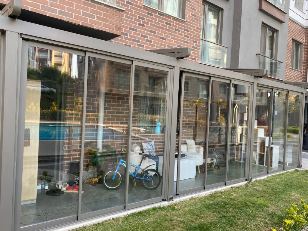 İstanbul giriş kat veranda için katlanır cam balkon kapatma uygulaması