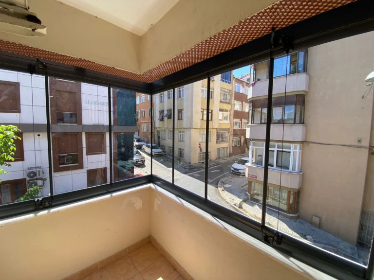 İstanbul katlanır cam balkon montajı yapılmış balkon kapatma uygulaması