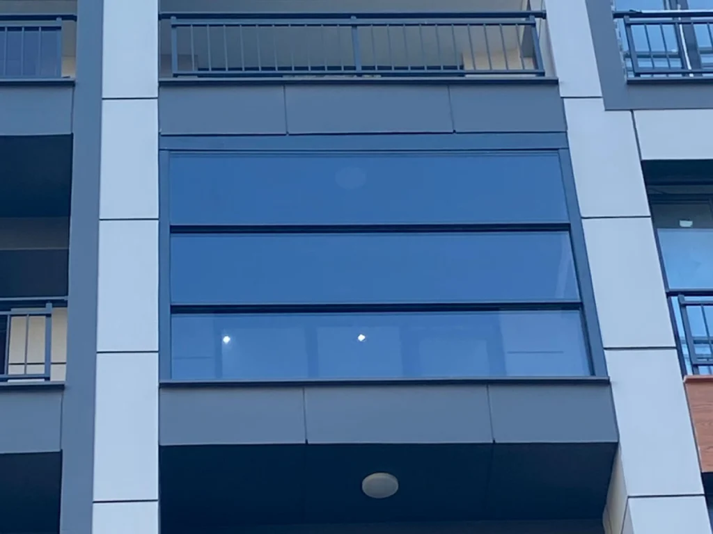İstanbul konut projesinde tamamlanmış katlanır cam balkon uygulaması