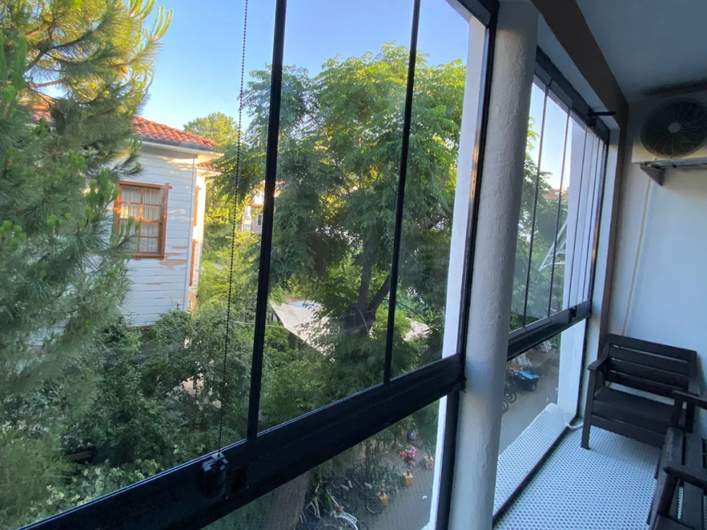 İstanbul teslim edilmiş katlanır cam balkon balkon kapatma uygulaması